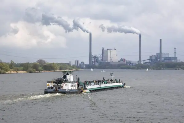 Industrieterrein met uitstoot