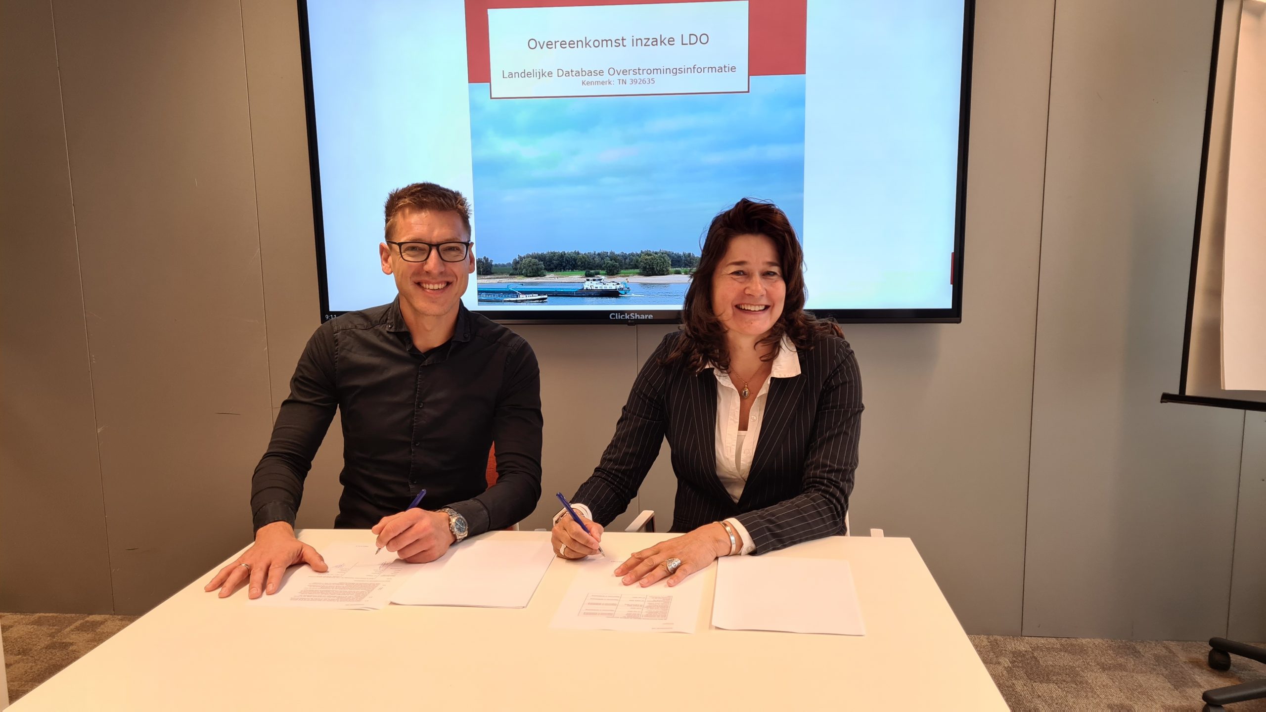 Joep Grispen en Jolinda van der Endt ondertekenen overeenkomst