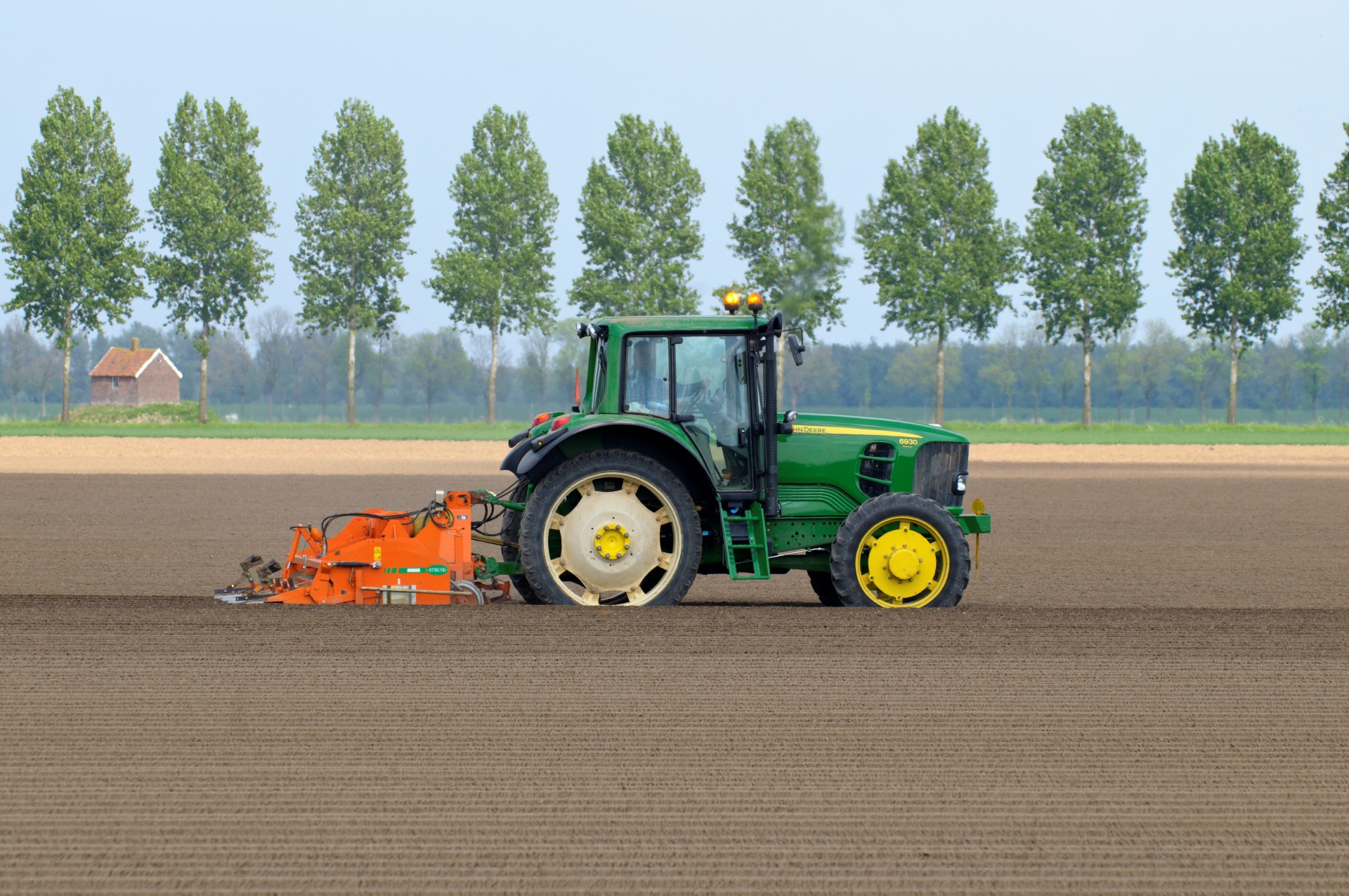 Omgeploegde akker na de oogst. Door het ontbreken van vegetatie is er nu geen voedsel aanwezig. 